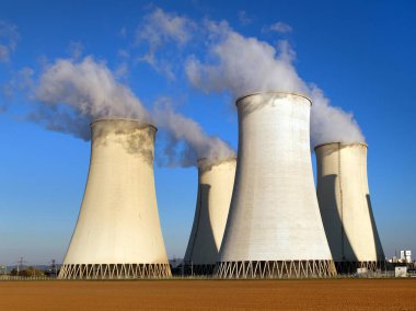 Akşam nükleer santral günbatımı manzarası renkli