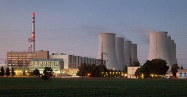 Jaslovske Bohunice nükleer santral gece görünümü