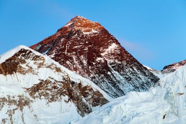 Everest'in Kala Patthar üzerinden görünümünü