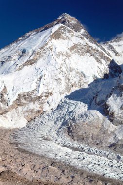 Everest Dağı ve khubbu buzul ve buz düşmek