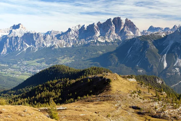 Vy av Cristallo-gruppe, nära Cortina d Ampezzo — Stockfoto