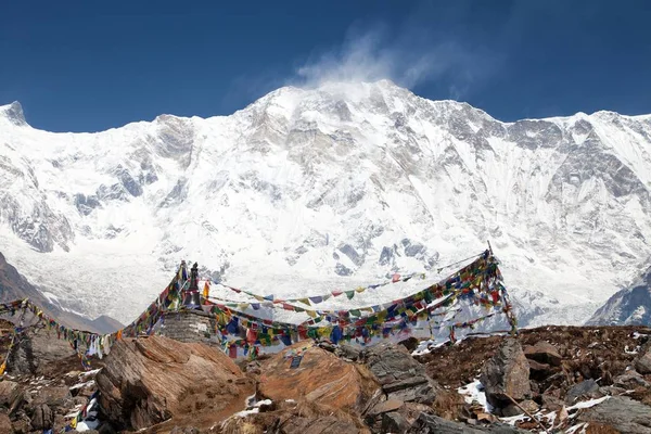 Berg Annapurna mit buddhistischen Gebetsfahnen — Stockfoto