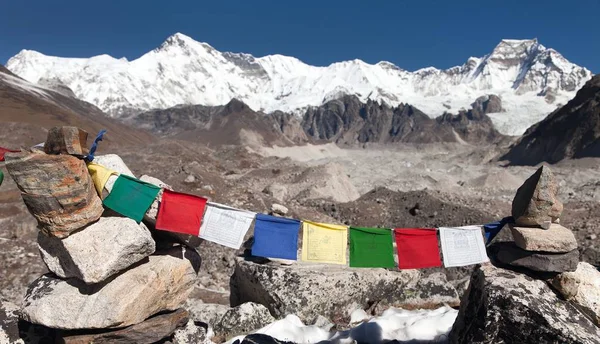 Monte cho oyu, com área de everest de bandeiras - caminho ao cho oyu acampamento - oração, Parque Nacional de sagarmatha, vale de khumbu, nepal — Stock Fotó