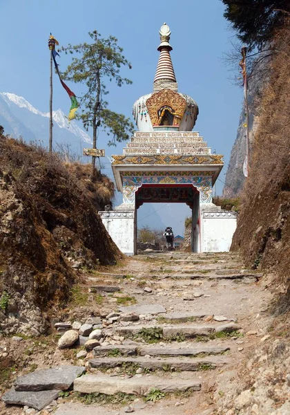 Buddhistiska stupan i Chame by, runda annapurna circuit — Stockfoto