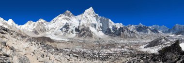 Güzel mavi gökyüzü ve Khumbu buzul Everest Dağı