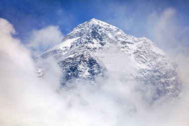 Kala Patthar bulutlar ile Everest Dağı