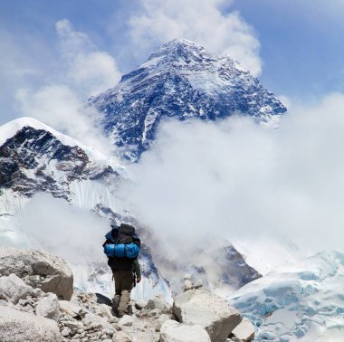 Kala Patthar turizm ile gelen Everest Dağı