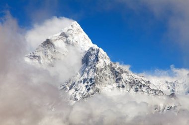 Mount Ama Dablam bulutlar içinde herhangi bir zamanda merkez kampına
