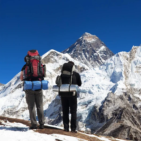 Monte Everest desde Kala Patthar con dos turistas —  Fotos de Stock