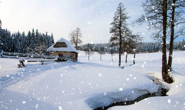 Winterliches Land mit Hütte, Schneefall — Stockfoto