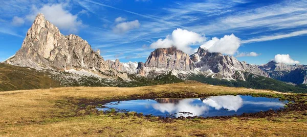 Vue du passage Giau au mont Ra Gusela et Tofana — Photo