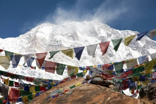 Mount Annapurna buddhista ima zászlók — Stock Fotó
