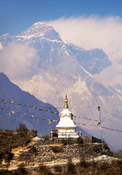 Widok wieczór stupa w pobliżu Namche Bazar i Mount Everest — Zdjęcie stockowe