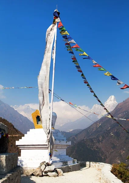 Stupa und Gebetsfahnen in der Nähe des Namche-Basars, Mount Everest — Stockfoto