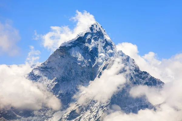 Monte Ama Dablam tra le nuvole, fino al campo base dell'Everest — Foto Stock