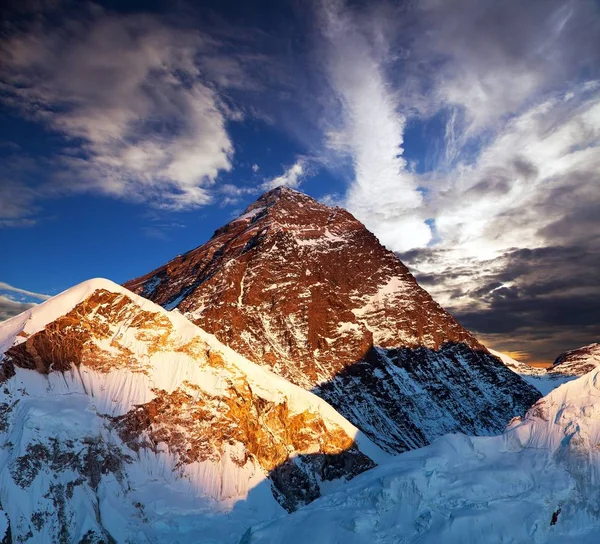 Wieczorem kolorowe widok na Mount Everest od Kala Patthar — Zdjęcie stockowe