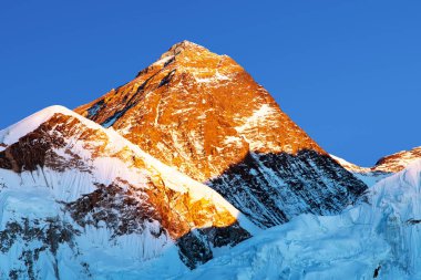 Akşam dağ herhangi bir zamanda Kala Patthar üzerinden görünümünü renkli