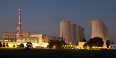 Jaslovske Bohunice nükleer santral gece görünümü