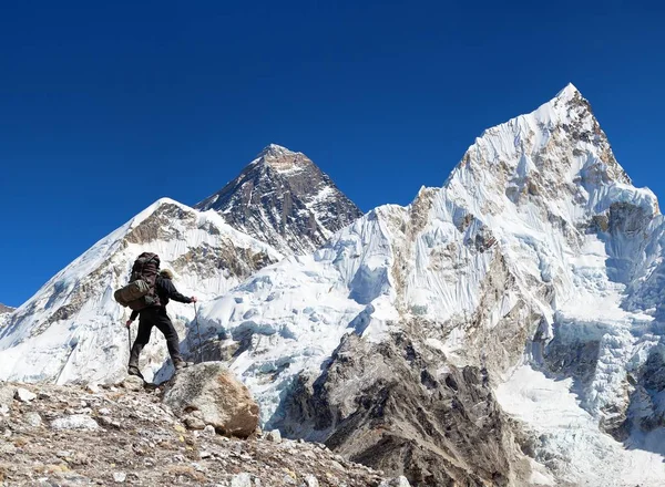 Monte Everest de Kala Patthar com turista — Fotografia de Stock