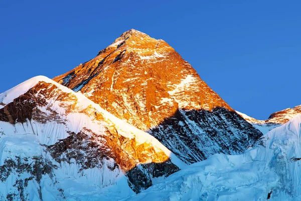 'S avonds gekleurde weergave van de Mount Everest van Kala Patthar — Stockfoto