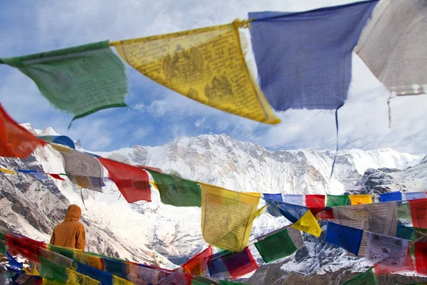 Monte Annapurna com bandeiras de oração budistas — Fotografia de Stock