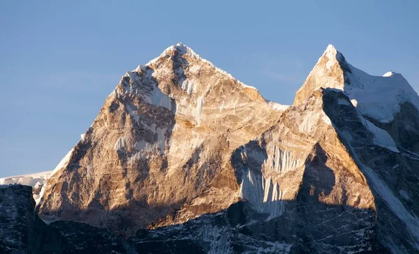 Evening view of mount Kangtega and mount Thamserku — Stock Photo, Image