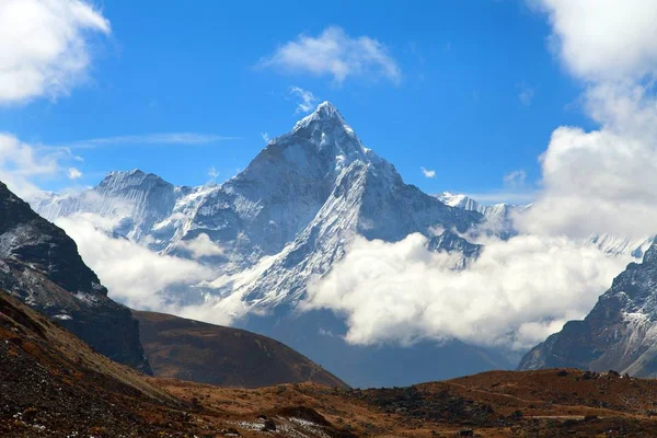 Monte Ama Dablam dentro de las nubes, camino al campamento base del Everest — Foto de Stock