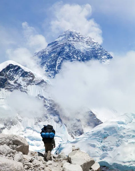 Mount Everest från Kala Patthar med turist — Stockfoto