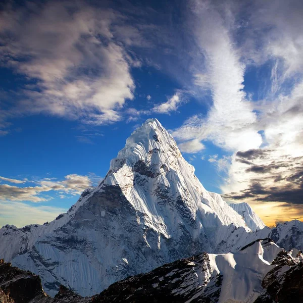 Vista nocturna de Ama Dablam en el camino al Everest —  Fotos de Stock