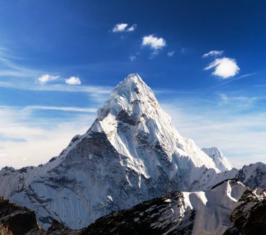Mount Ama Dablam bulutlar içinde