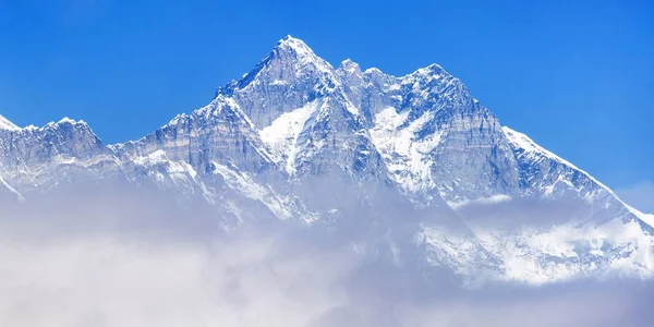 Monte Lhotse rocha sul rosto azul colorido — Fotografia de Stock