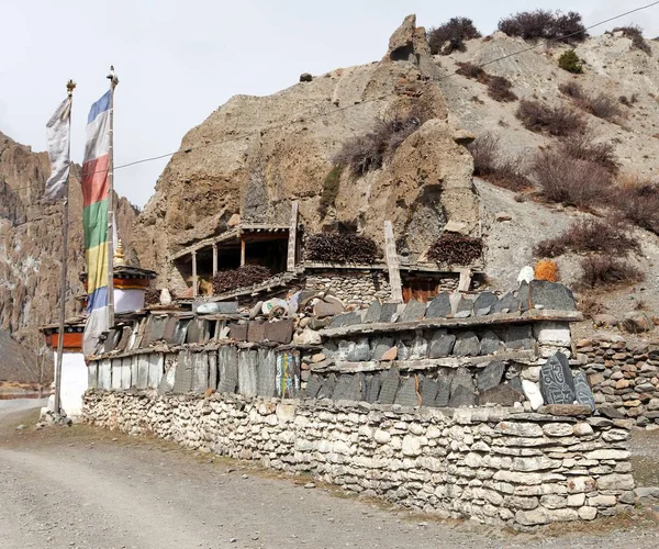 Mani parete e stupa con bandiere di preghiera — Foto Stock