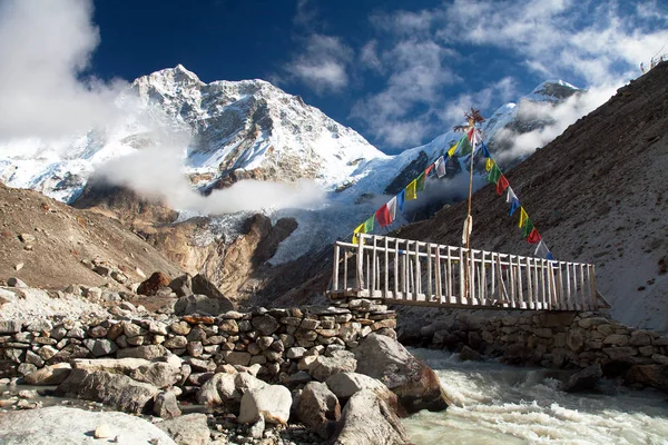 Makalu Mount z chmury, most vooden i rzeka — Zdjęcie stockowe