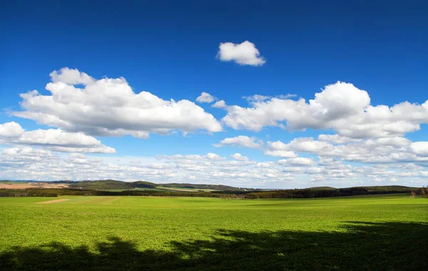 Paisaje con hermosas nubes en el cielo — Foto de Stock