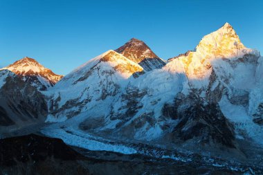 Everest Dağı ve Nuptse görünümünü renkli akşam