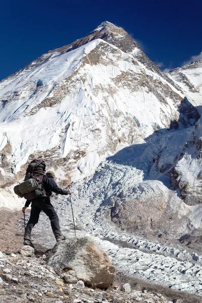 Monte Everest desde el campamento base de Pumo Ri con turista — Foto de Stock