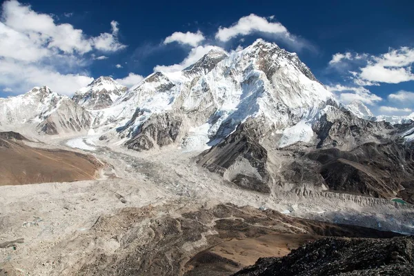 Panorámás kilátás nyílik az everest és akt — Stock Fotó