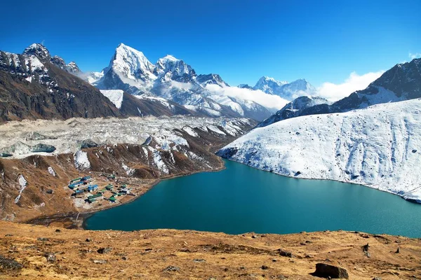 Gokyo sjö, Gokyo byn, Nepal Himalaya — Stockfoto