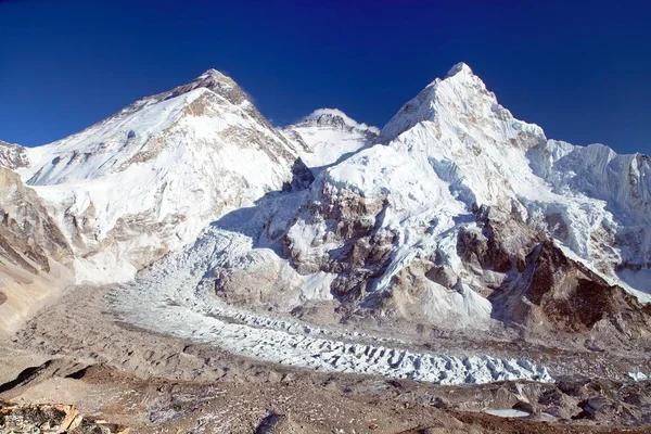 Mount Everest uit Pumo Ri basiskamp — Stockfoto