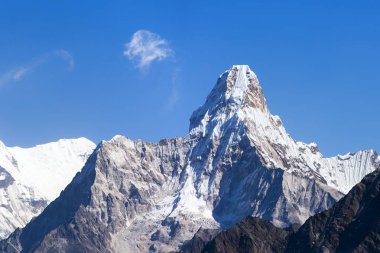 Mount Ama Dablam bulutlar içinde