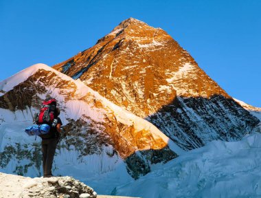 Everest Dağı turizm ile akşam görmek