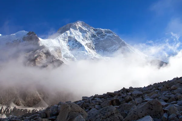 Μακαλού mount με σύννεφα, Ιμαλάια του Νεπάλ — Φωτογραφία Αρχείου