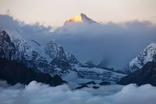 Evening sunsed red colored view on top of mount Makalu — Stock Photo, Image