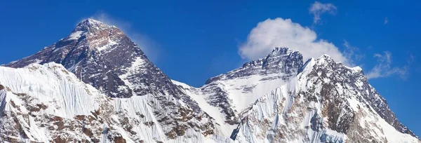 Topo do Monte Everest e Lhotse do vale de Gokyo — Fotografia de Stock