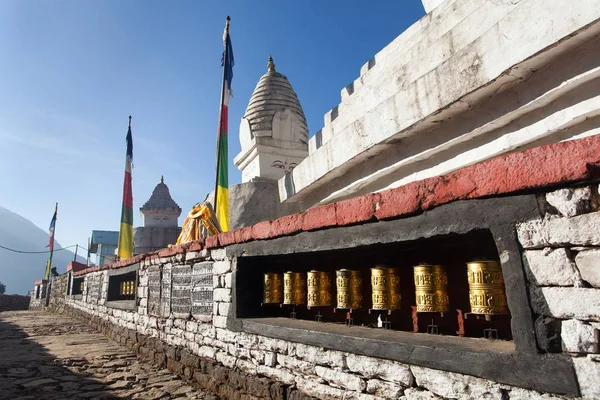 Stupa avec drapeaux de prière et roues — Photo