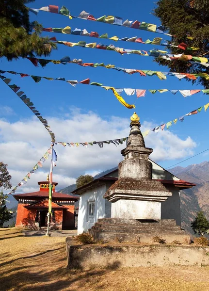 Bupsa gompa monastery and stupa with prayer flags — Stock Photo, Image