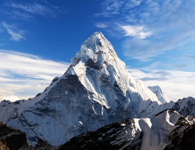 Mount Ama Dablam bulutlar içinde