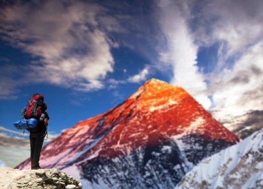 Everest Dağı turizm ile akşam