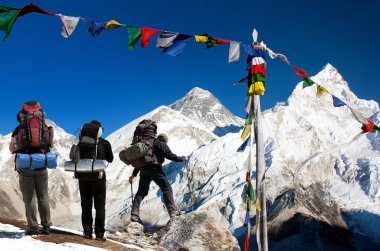 Turistler ve dua bayrakları ile Everest Dağı
