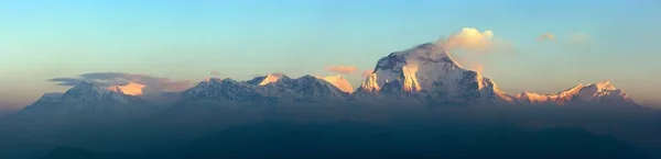 Panoramisch uitzicht op Mount Dhaulagiri ochtend — Stockfoto